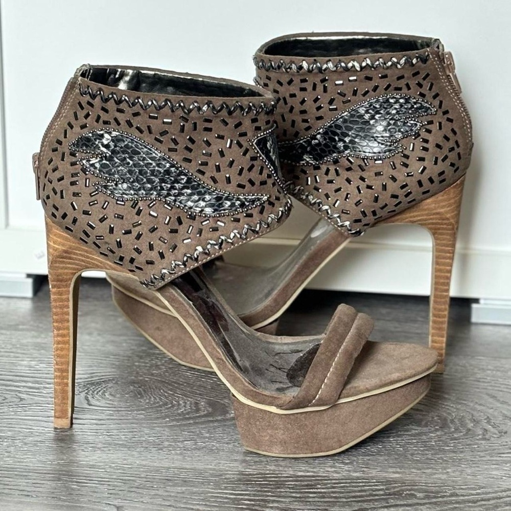 Elegant Brown Carlos Santana High Heels. Size 9